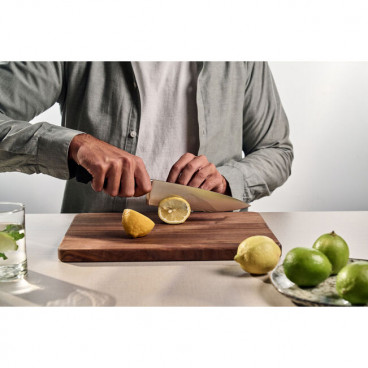 Couteau de chef Zwilling polyvalent, idéal pour **hacher, trancher et émincer avec précision**. Sa lame en acier inoxydable **FRIODUR**, forgée d’une seule pièce, offre un tranchant durable et une excellente résistance. **Manche ergonomique et fabrication